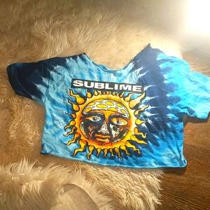 Colorful cropped tshirt w short sleeves